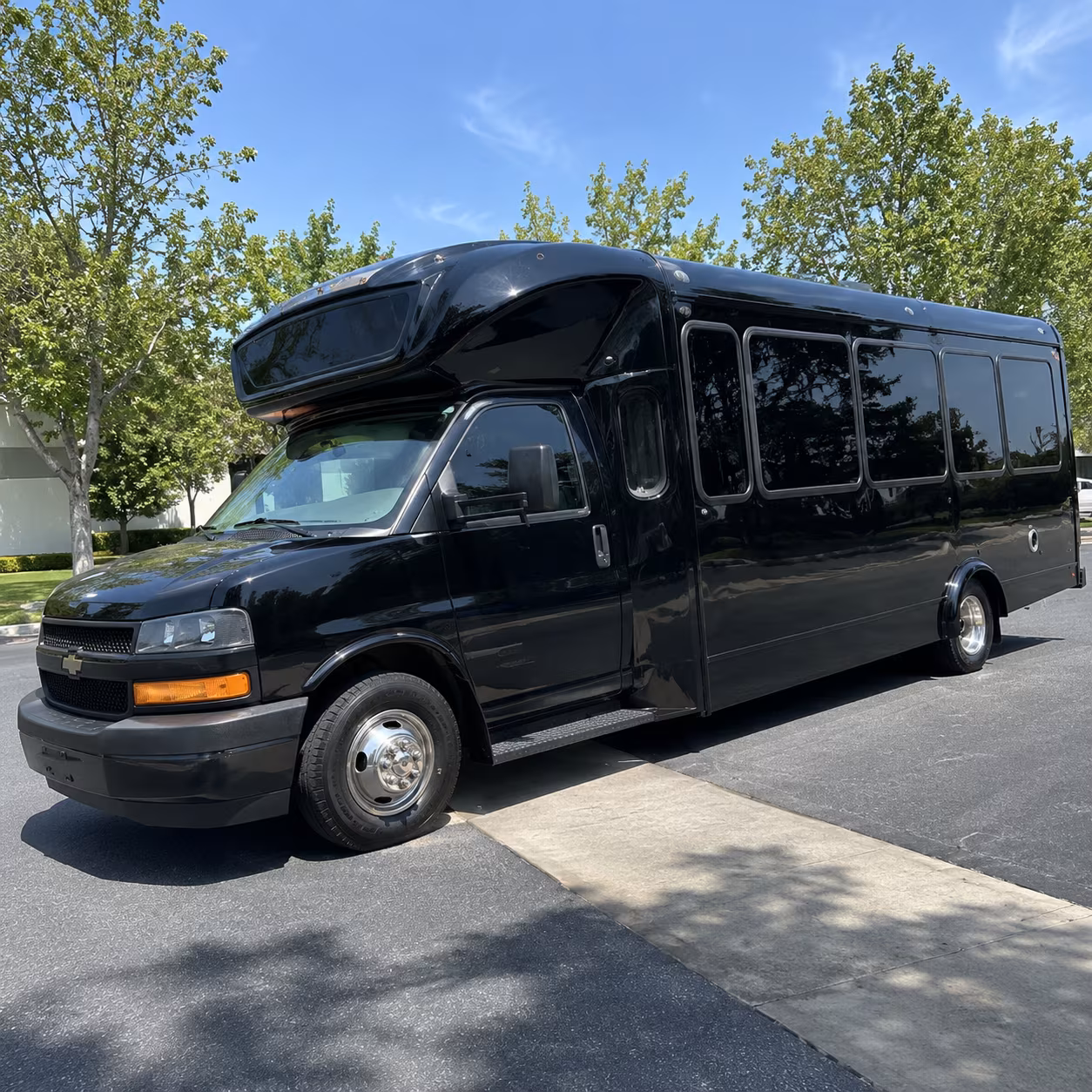 mobile 15 passenger party bus